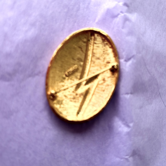 MONET VINTAGE PIN / BROOCH. COLOR:  WHITE And GOLD. Safety Clasp on Back.l - Picture 2 of 4